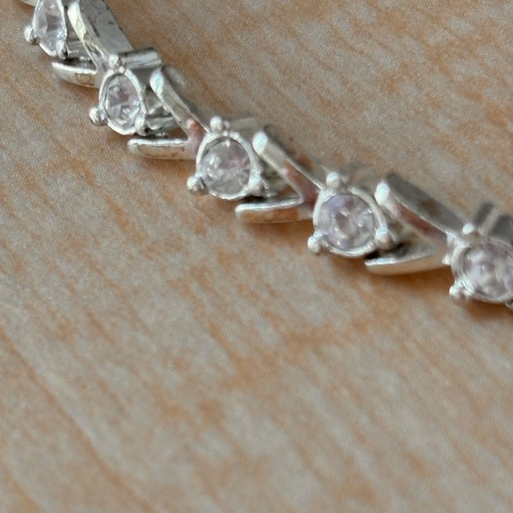 Avon 7 in bracelet/ silver tone/ fold over clasp / clear rhinestones - Picture 6 of 7